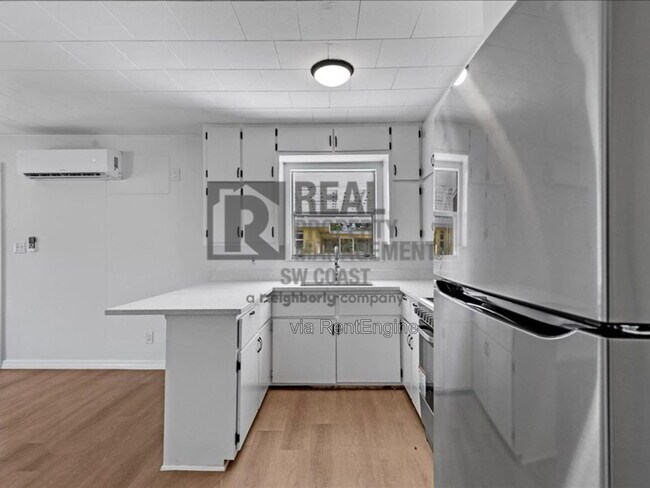 Building Photo - 8025 Roy Dr