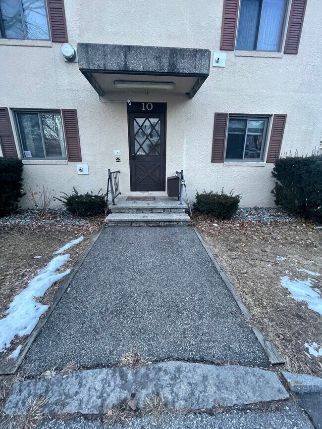 Building Photo - 10 Thompson St