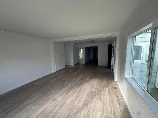 Building Photo - Large Home in Newport!