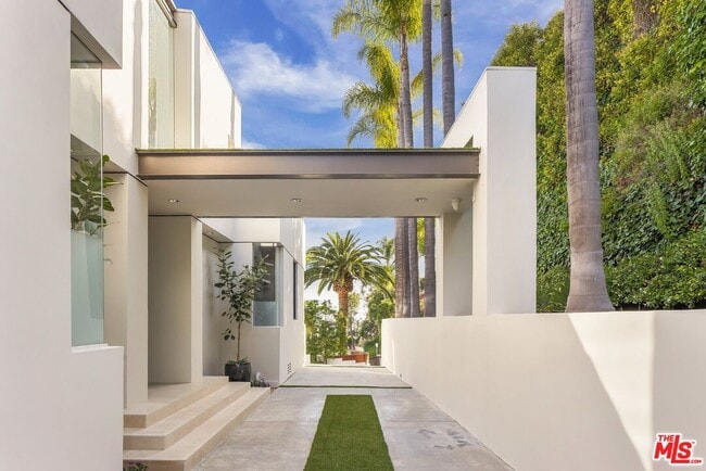 Building Photo - 9405 Sierra Mar Pl