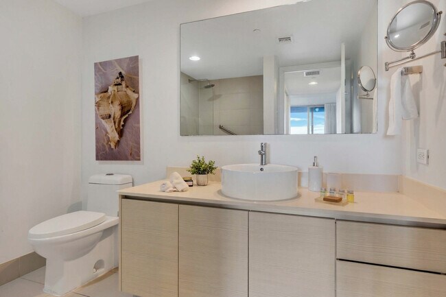 Building Photo - 2602 E Hallandale Beach Blvd