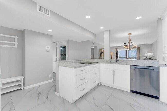 Building Photo - 7192 Huntington Ln