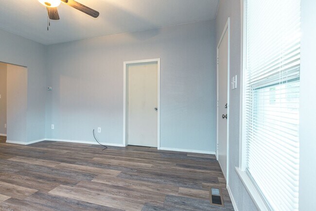 Building Photo - Beautiful 2 Bed 1 Bath in Quiet Area