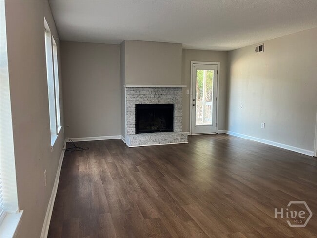 Building Photo - 120 Pinehurst Ct