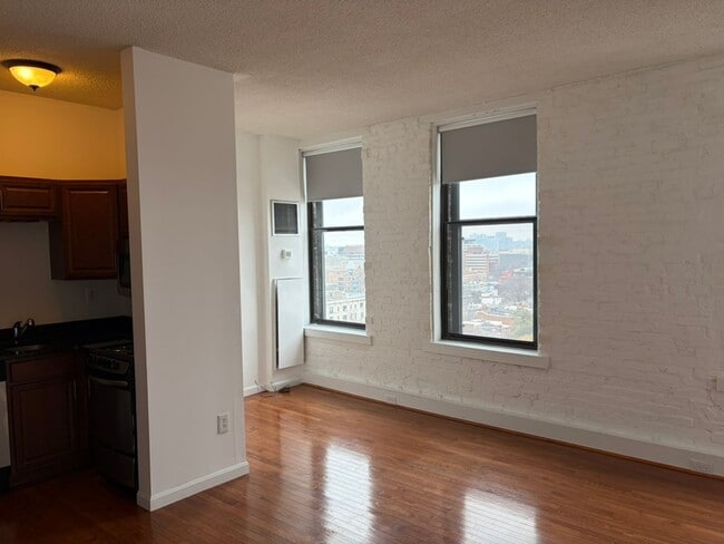 Building Photo - Dupont Circle Studio Apartment W/Roof Top & Front Desk Available Now!