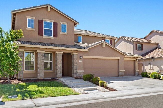 Building Photo - Gorgeous home in Roseville!