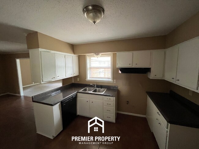 Building Photo - 3BR/1.5BA Memphis Rental with Tile Flooring, Brick Fireplace & Fenced Yard