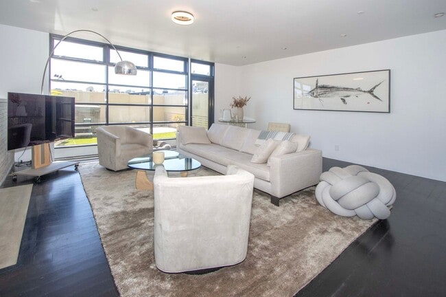 Building Photo - Stunning 4Bed/2.5ba Condo in Pacific Heights