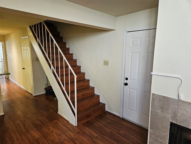 Building Photo - 2425 Holly Hall St