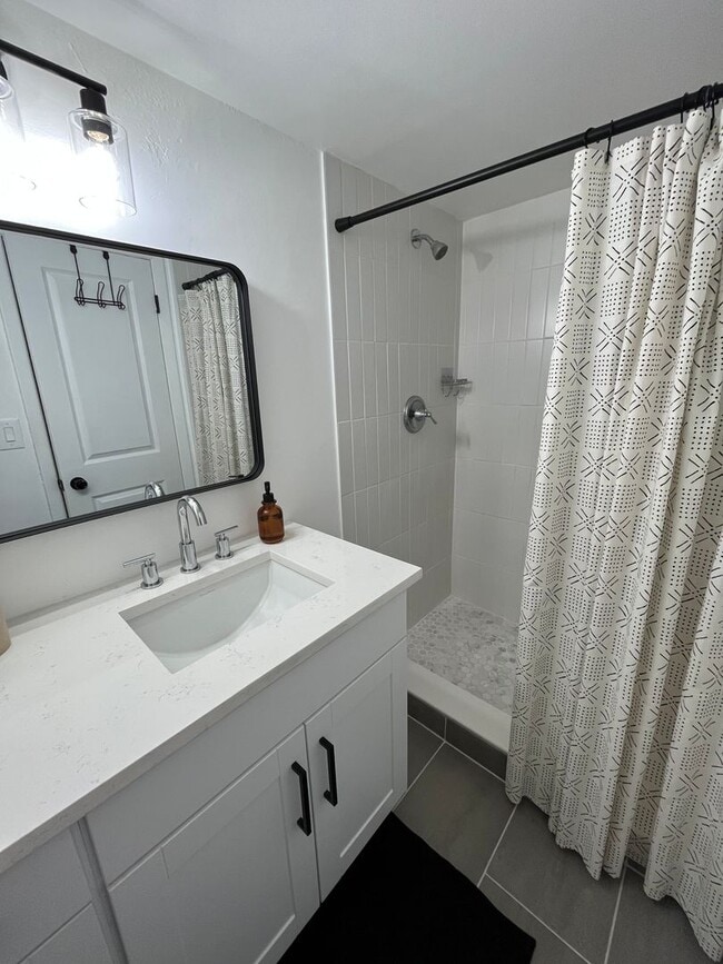 Building Photo - 2 Bedroom Condo in Winding Lake - Sunrise ...