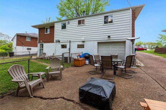 Building Photo - 9604 Greenview Dr