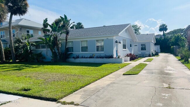 Building Photo - 921 N Wild Olive Ave