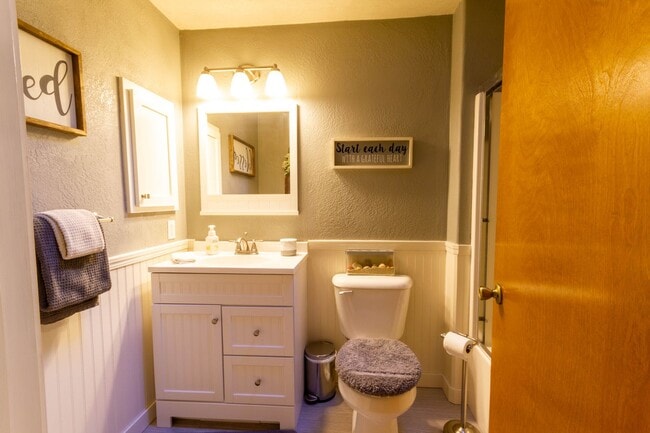 Building Photo - MODERN COMFORT & OPEN LAYOUT 3 BEDROOM SIN...