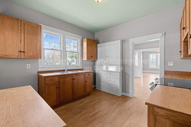 Building Photo - 922 4th St