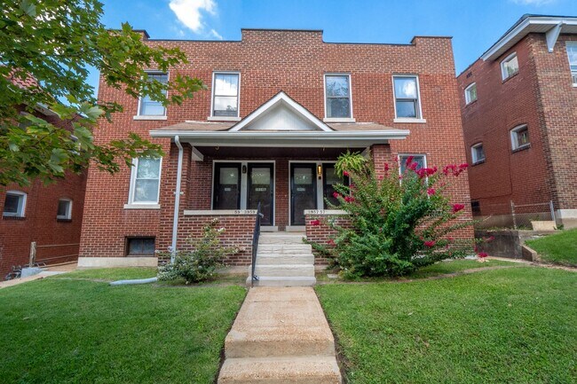 Building Photo - McDreamy 2BR w/ Balcony