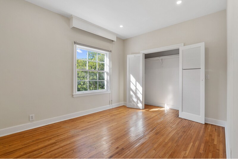 Building Photo - 420 S Beverwil Dr