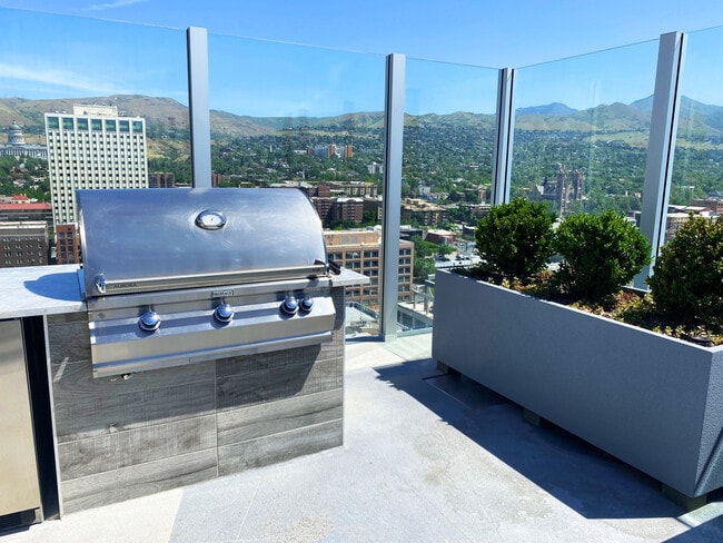 Liberty Sky Apartments Grill Roofdeck Patio - Liberty Sky