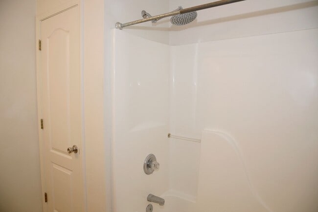 Building Photo - 2 Bedroom Townhouse in Great Location!