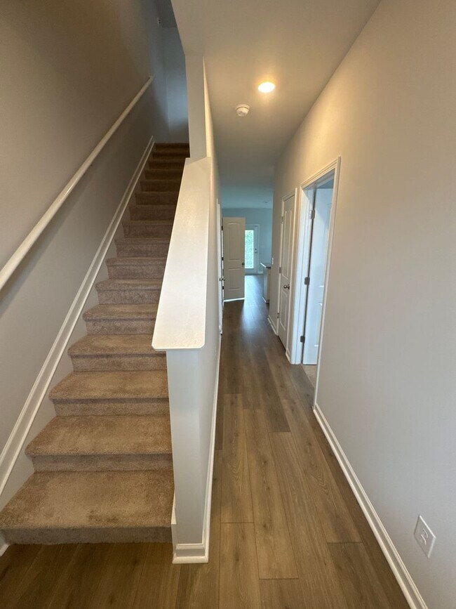 Building Photo - Beautiful 3BR/2.5BA Townhome in a Prime Lo...