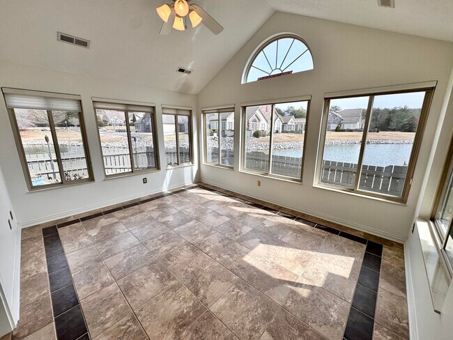 Building Photo - 433 Deer Lake Pl