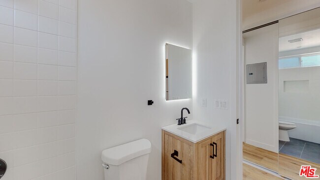 Building Photo - 4460 W Maplewood Ave