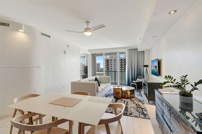 Building Photo - 3101 Bayshore Dr