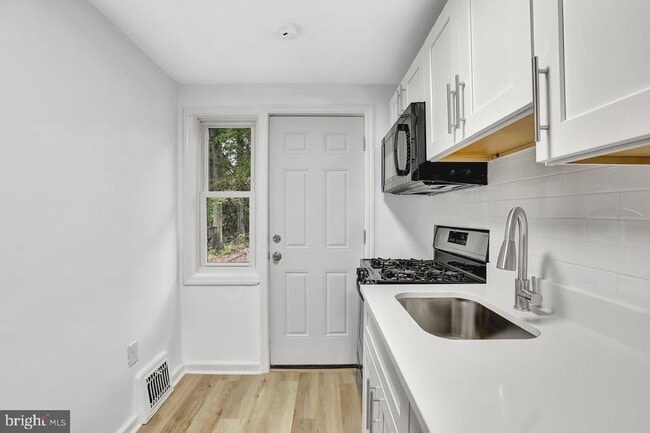 Building Photo - 331 Oakland St