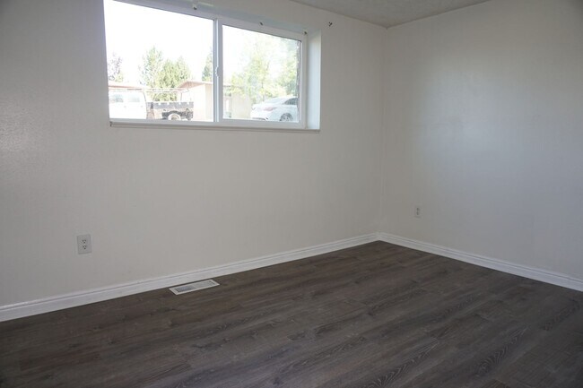 Building Photo - 105 W 250 N