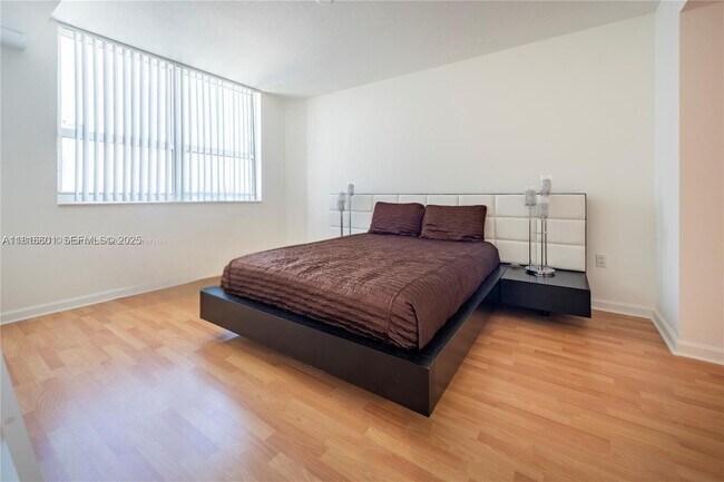 Building Photo - 19501 W Country Club Dr