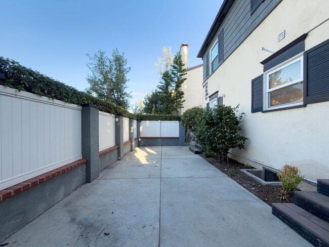 Building Photo - 10428 Riverside Dr