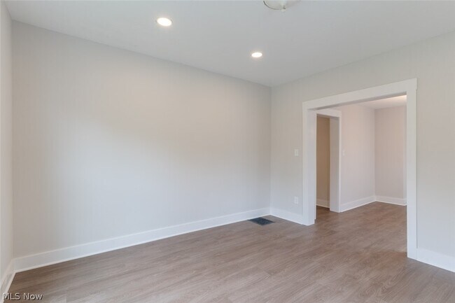 Building Photo - 1464 E 123rd St