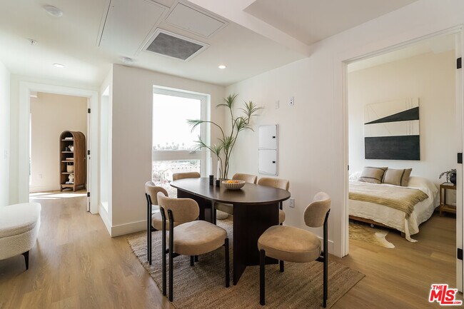 Building Photo - 611 N Virgil Ave