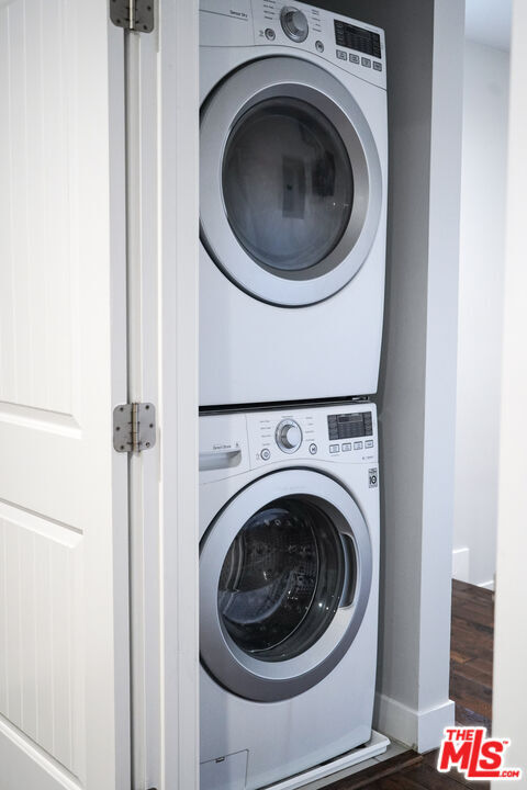 Building Photo - 2114 1/2 Ridgeley Dr