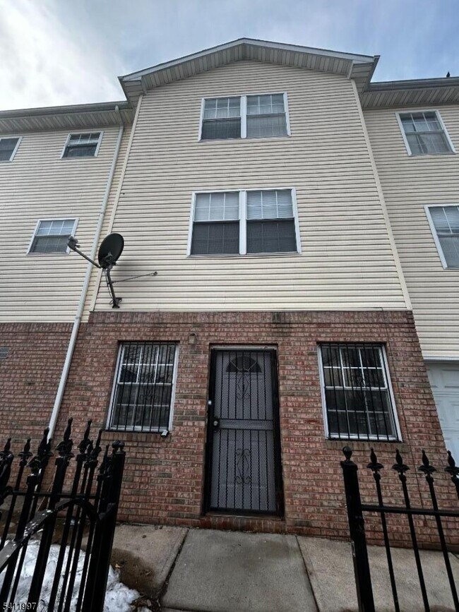 Building Photo - 24 19th Ave