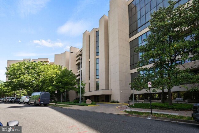 Building Photo - 1101 S Arlington Ridge Rd