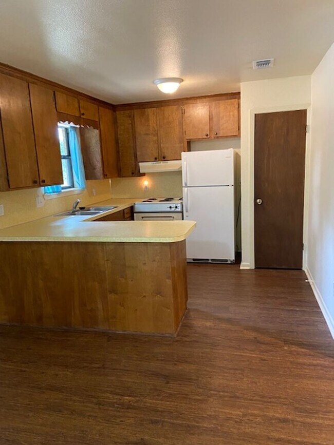 Building Photo - 2bed/1bath Duplex Available for Lease in L...