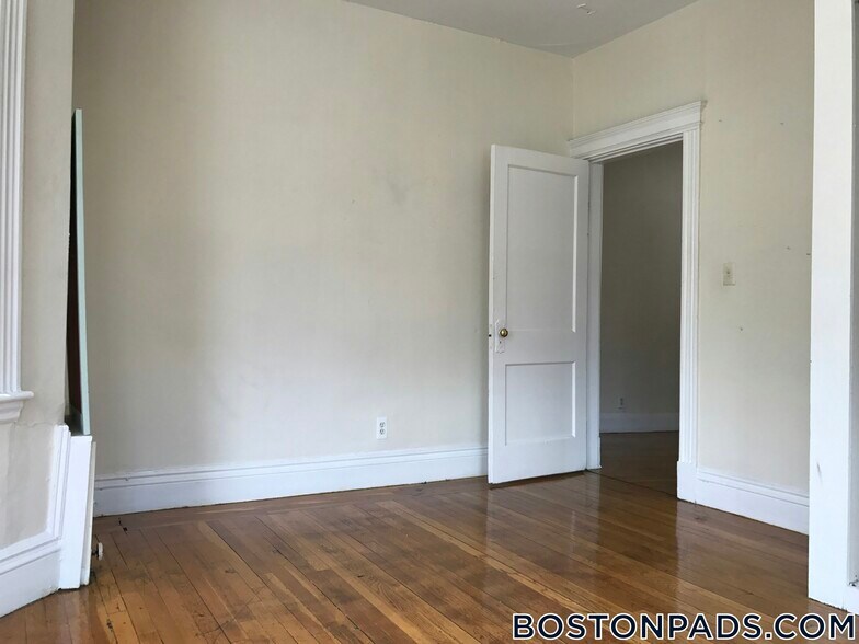 Building Photo - 126 Warren St