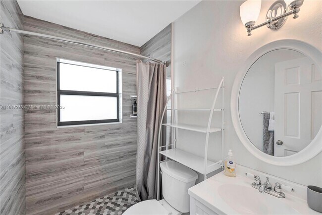 Building Photo - 1704 Rodman St