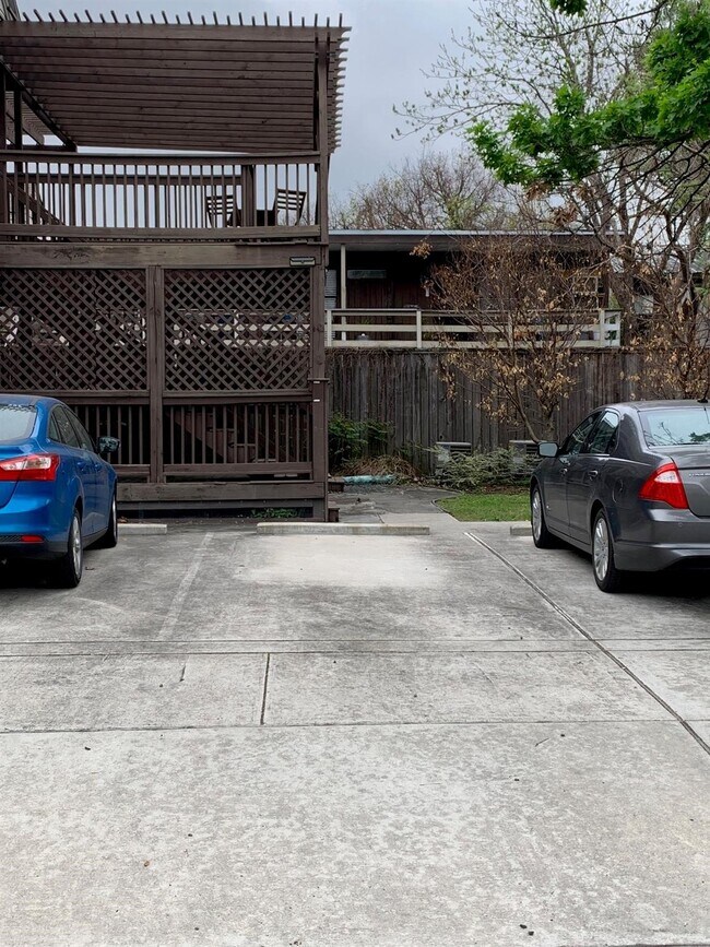 Building Photo - 2423 Woodhead St