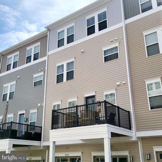 Building Photo - Welcome to your new home in the heart of Loudon County, VA!