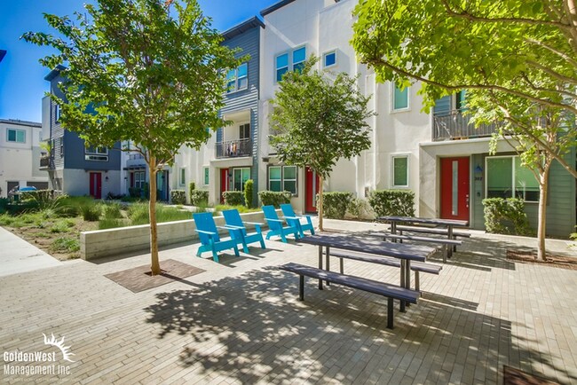 Building Photo - Stylish 3Bdm 3Ba Townhouse with Modern Upgrades and Prime Location in Escondido!