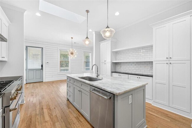 Building Photo - 523 Irwin St NE