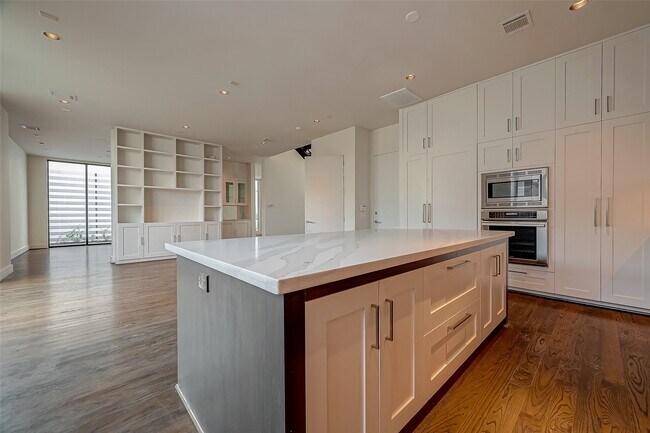 Building Photo - 2114 Potomac Dr