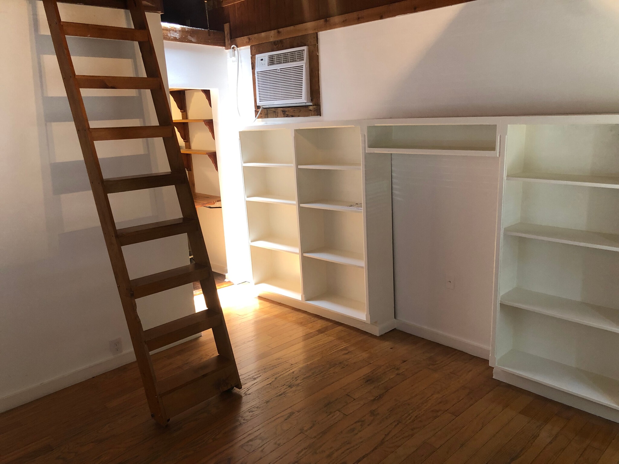 Hardwood floors, ladder to loft (can be pushed flush to wall) - 508 Bellevue Pl