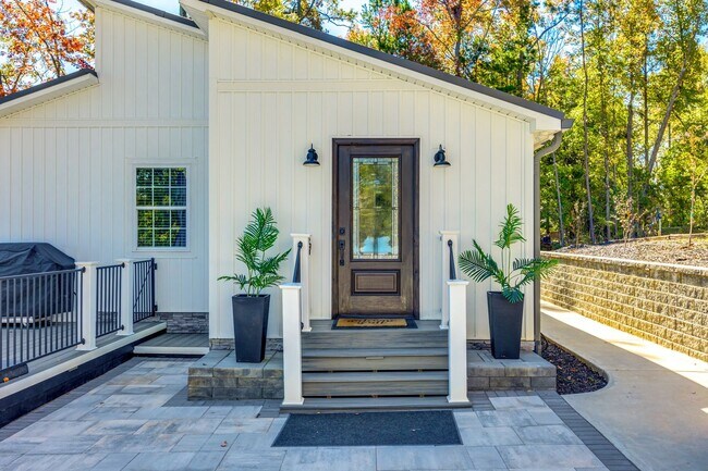 Building Photo - Beautiful Short term 2 bedroom 2 bath full...