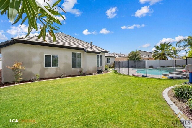 Building Photo - Luxury Living in Windermere Seven Oaks: Modern 5 Bed, 3 Bath Home with Pool, Solar, and Gated Nei...