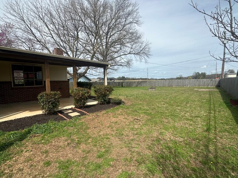 Building Photo - 18516 Elles Dr