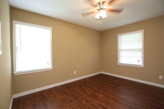 Building Photo - You’ll Love the Layout & Luxury Touches in...