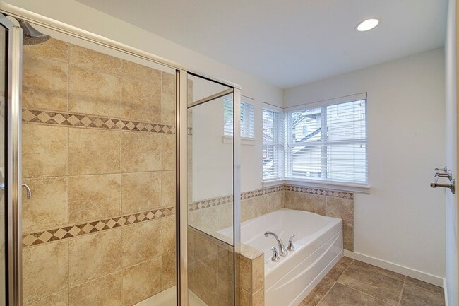 Building Photo - 3Bd/2.5Ba Issaquah Home