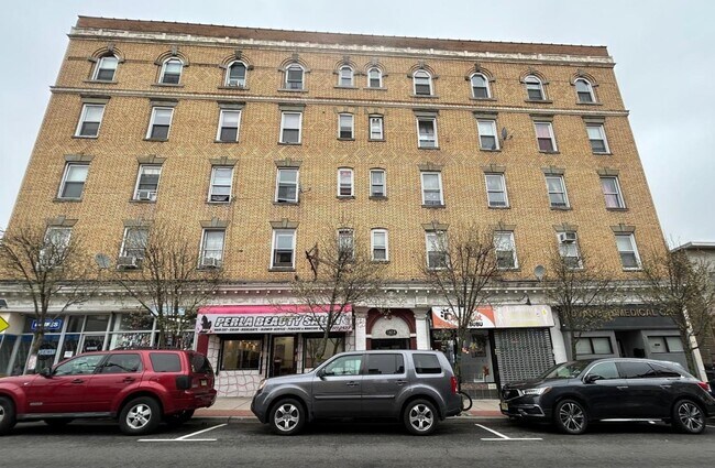 Building Photo - 1614 Summit Ave